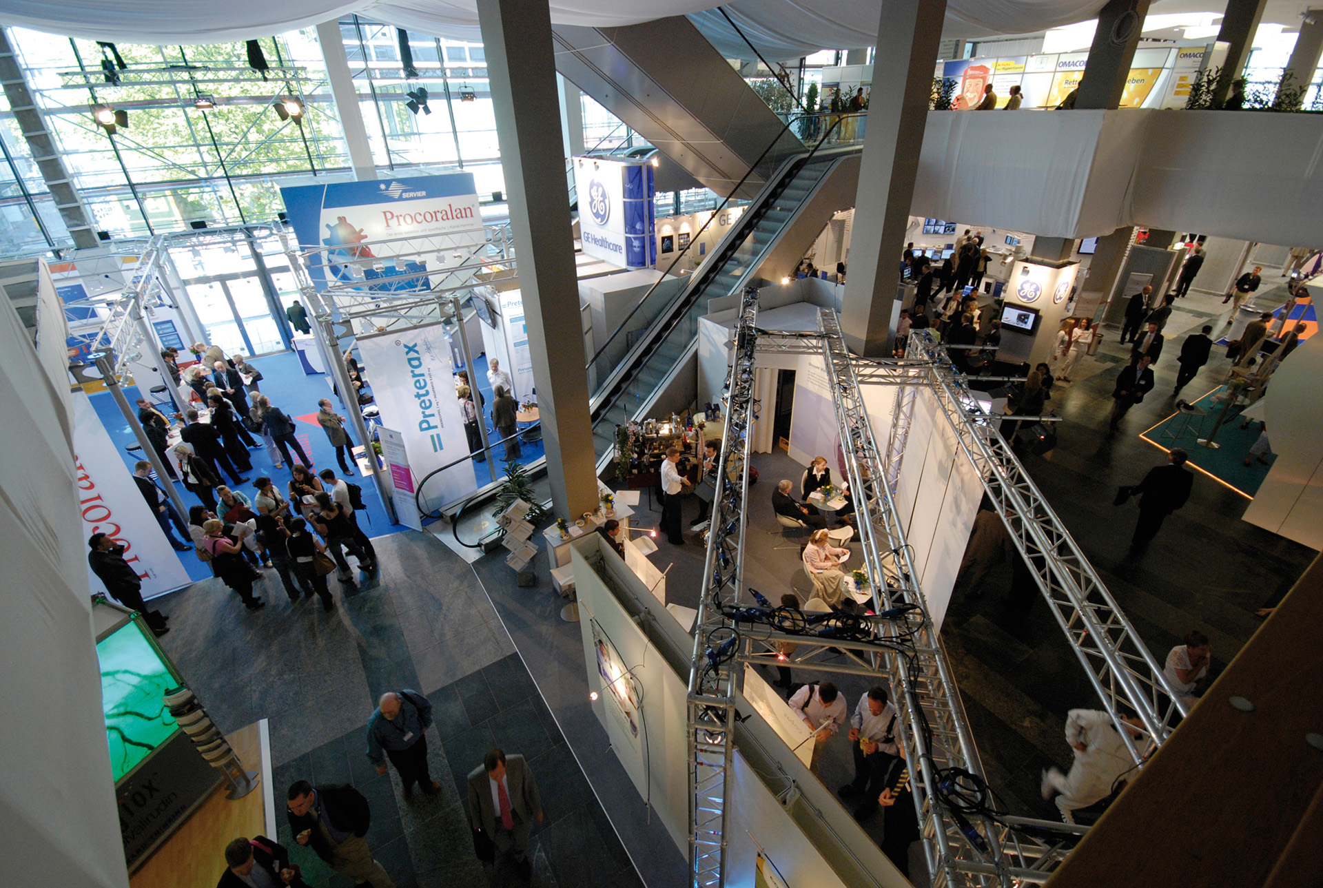 Blick auf Menschengruppen auf einer Messe von oben